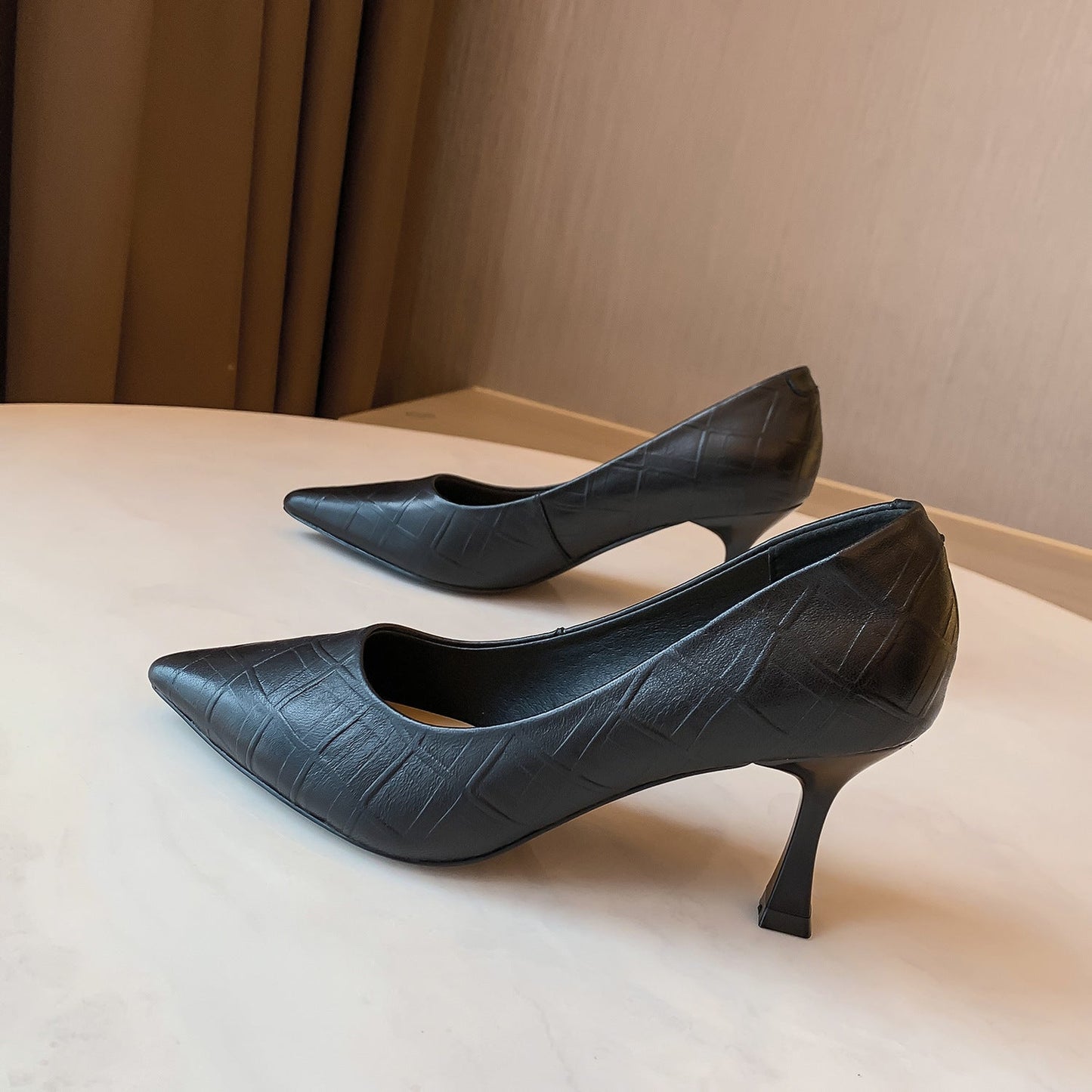 Elegantes zapatos de tacón de piel de oveja de Isabella Sol.