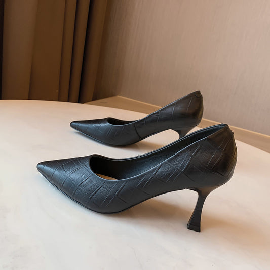 Elegantes zapatos de tacón de piel de oveja de Isabella Sol.