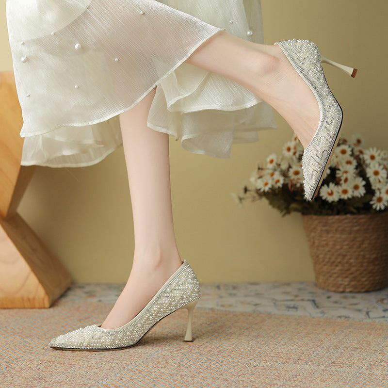 Elegantes zapatos de tacón de aguja con perlas de Isabella Sol.