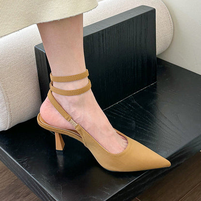 Elegantes zapatos de tacón de punta de Isabella Sol.