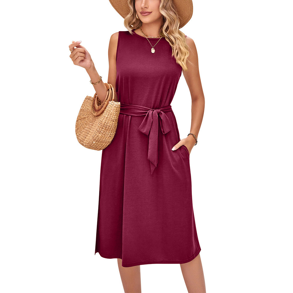 Elegante vestido midi sin mangas con cinturón de Isabella Sol.