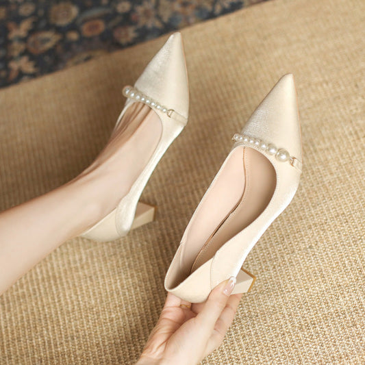 Elegantes zapatos de tacón de punta con perlas de Isabella Sol.