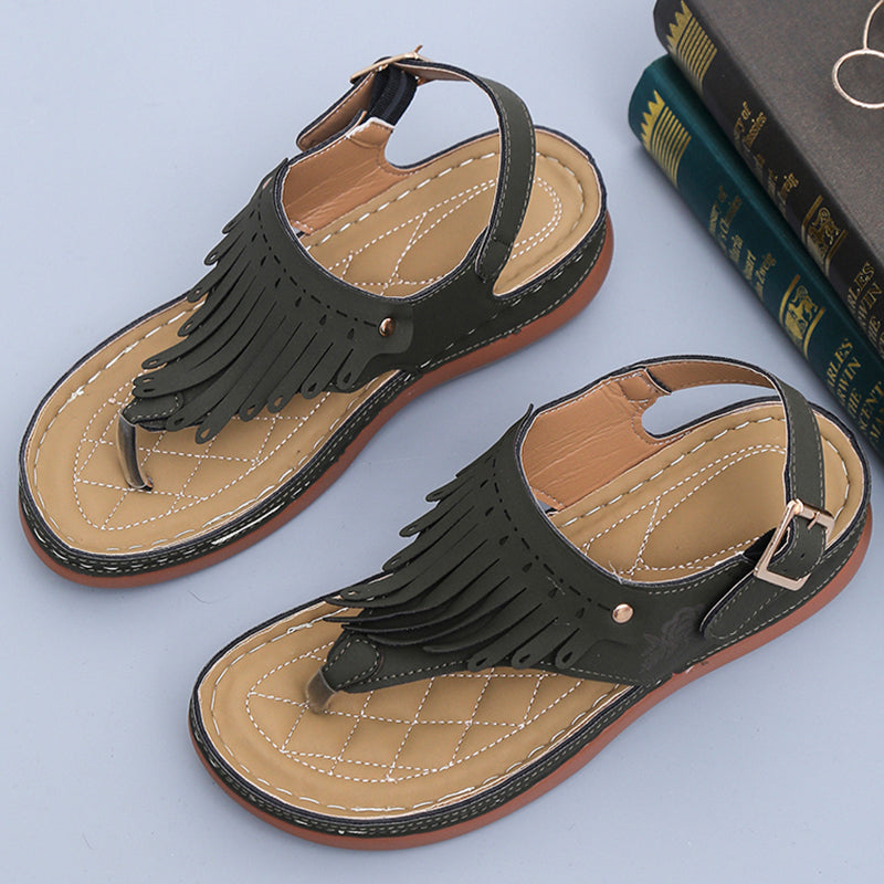 Sandalias de cuña tipo tanga con flecos estilo bohemio de Isabella Sol