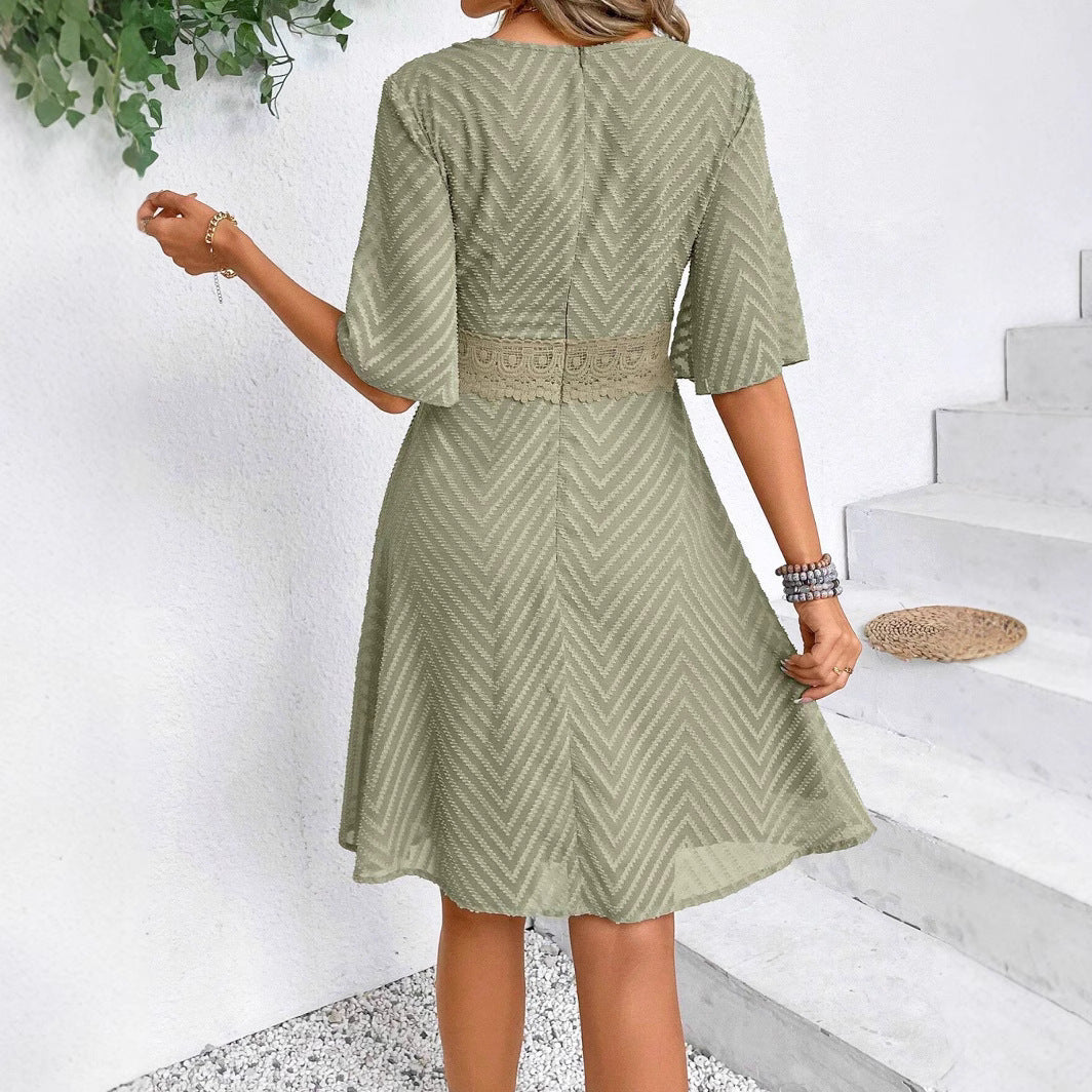 Vestido de encaje con mangas acampanadas, estilo veraniego de Isabella Sol