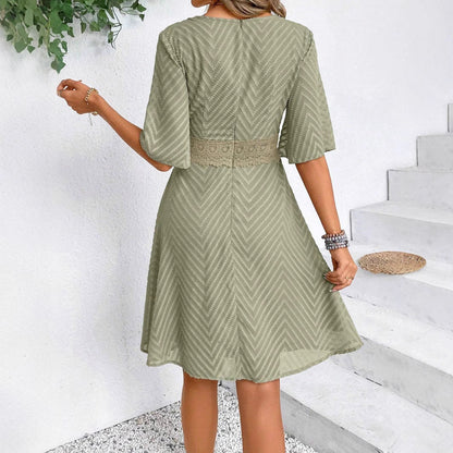 Vestido de encaje con mangas acampanadas, estilo veraniego de Isabella Sol