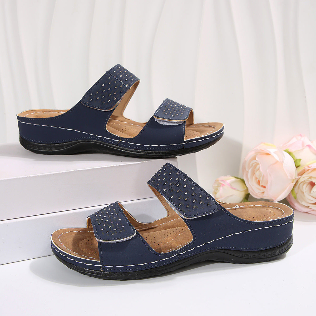 Sandalias de cuña de talla grande de Isabella Sol, de estilo artístico.