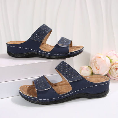 Sandalias de cuña de talla grande de Isabella Sol, de estilo artístico.