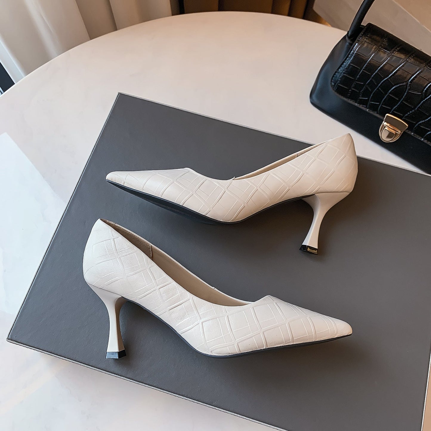 Elegantes zapatos de tacón de piel de oveja de Isabella Sol.