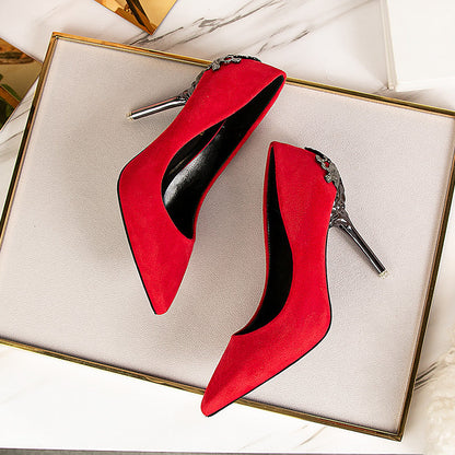 Elegantes zapatos de tacón alto de ante de Isabella Sol.