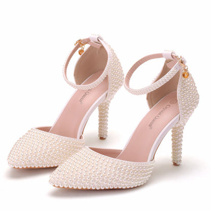 Elegantes zapatos de tacón de aguja con perlas de Isabella Sol.