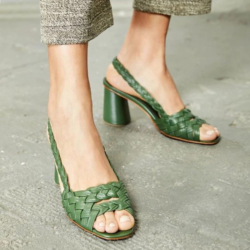 Elegantes sandalias de tacón tejidas de Isabella Sol