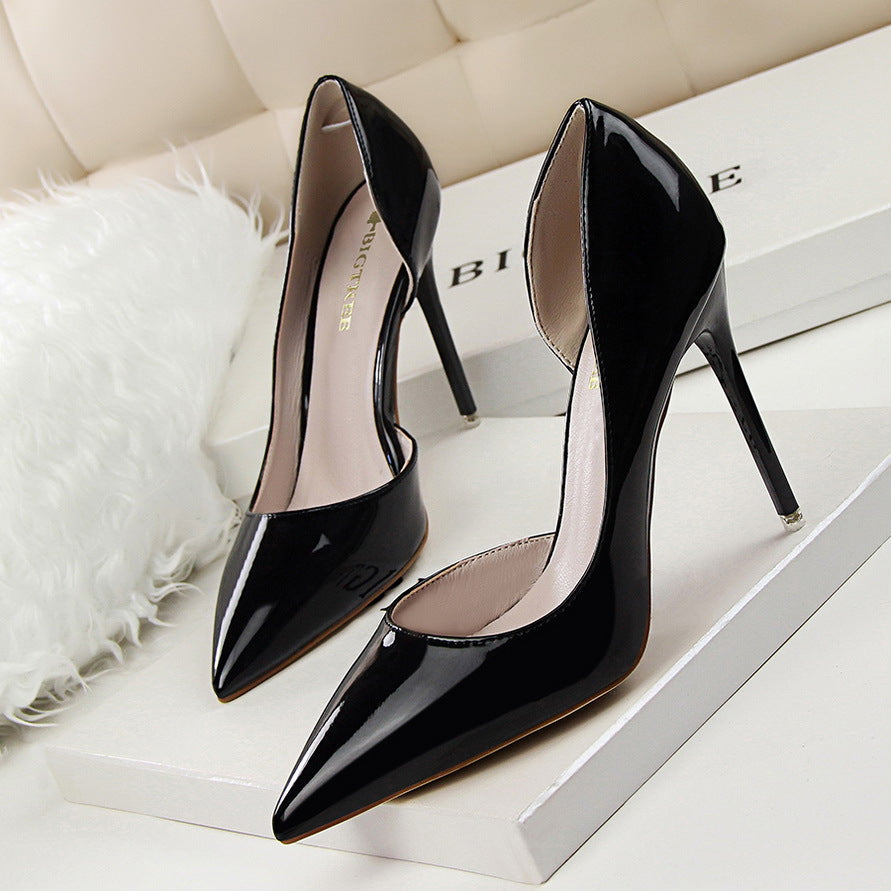 Elegantes tacones de aguja de charol de Isabella Sol