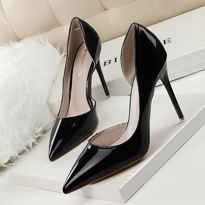 Elegantes tacones de aguja de charol de Isabella Sol