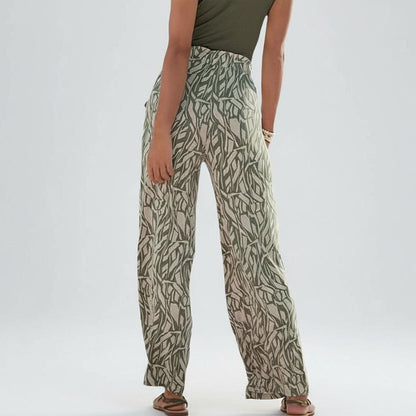 Pantalones anchos con estampado floral de Isabella Sol.