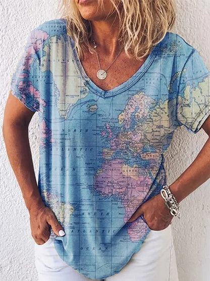 Top de cuello en V con estampado de mapa de Isabella Sol para uso diario.