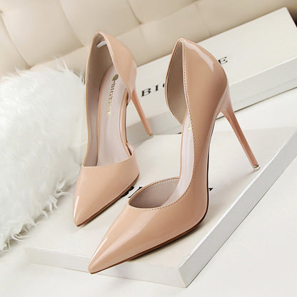 Elegantes tacones de aguja de charol de Isabella Sol