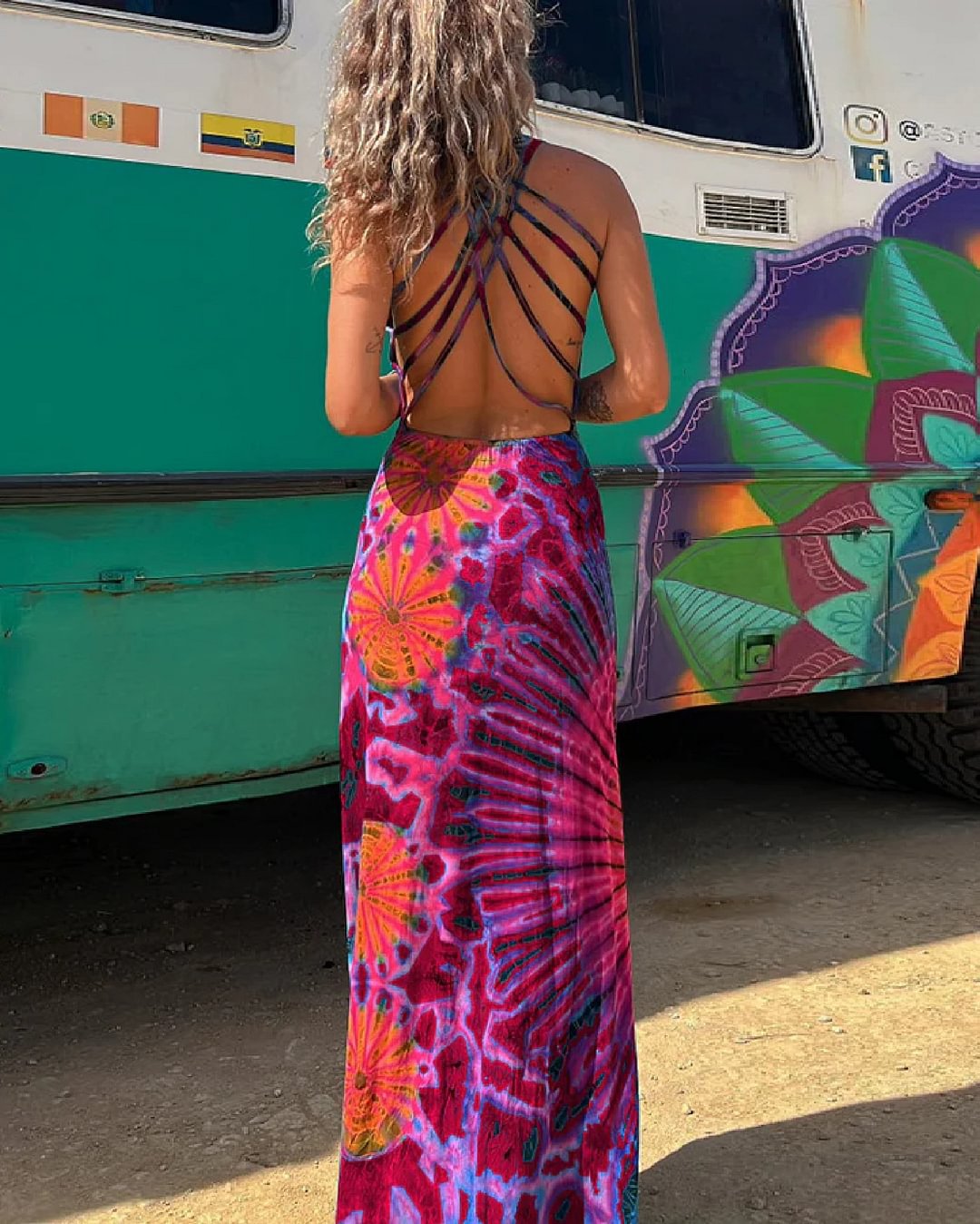 Vestido largo sin espalda con estampado geométrico vibrante de Isabella Sol
