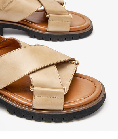 Sandalias retro con tiras cruzadas de Isabella Sol