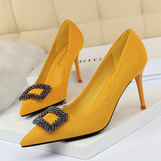Elegantes tacones de aguja con pedrería de Isabella Sol