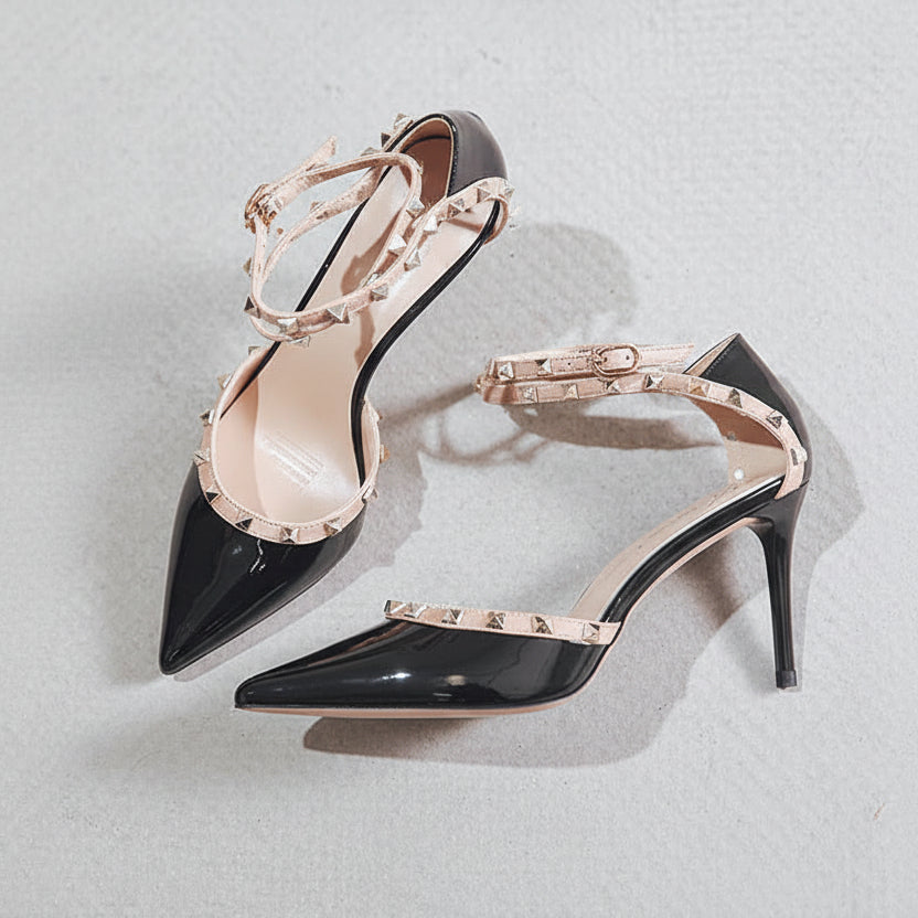 Elegantes tacones altos con remaches de Isabella Sol