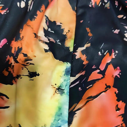 Vestido vibrante con escote en V y estampado tie-dye de Isabella Sol