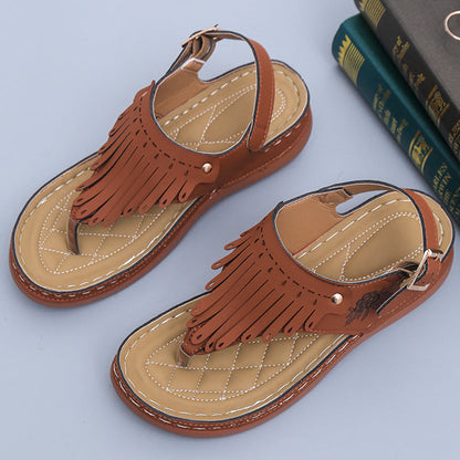 Sandalias de cuña tipo tanga con flecos estilo bohemio de Isabella Sol