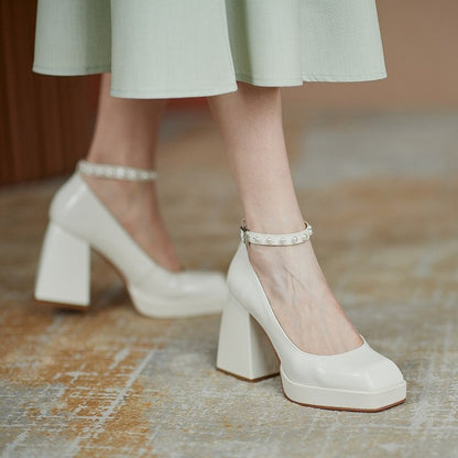 Zapatos de tacón ancho elegantes de Isabella Sol
