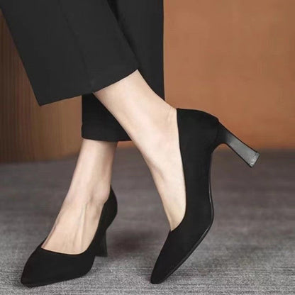 Elegantes zapatos de tacón de aguja negros de Isabella Sol.