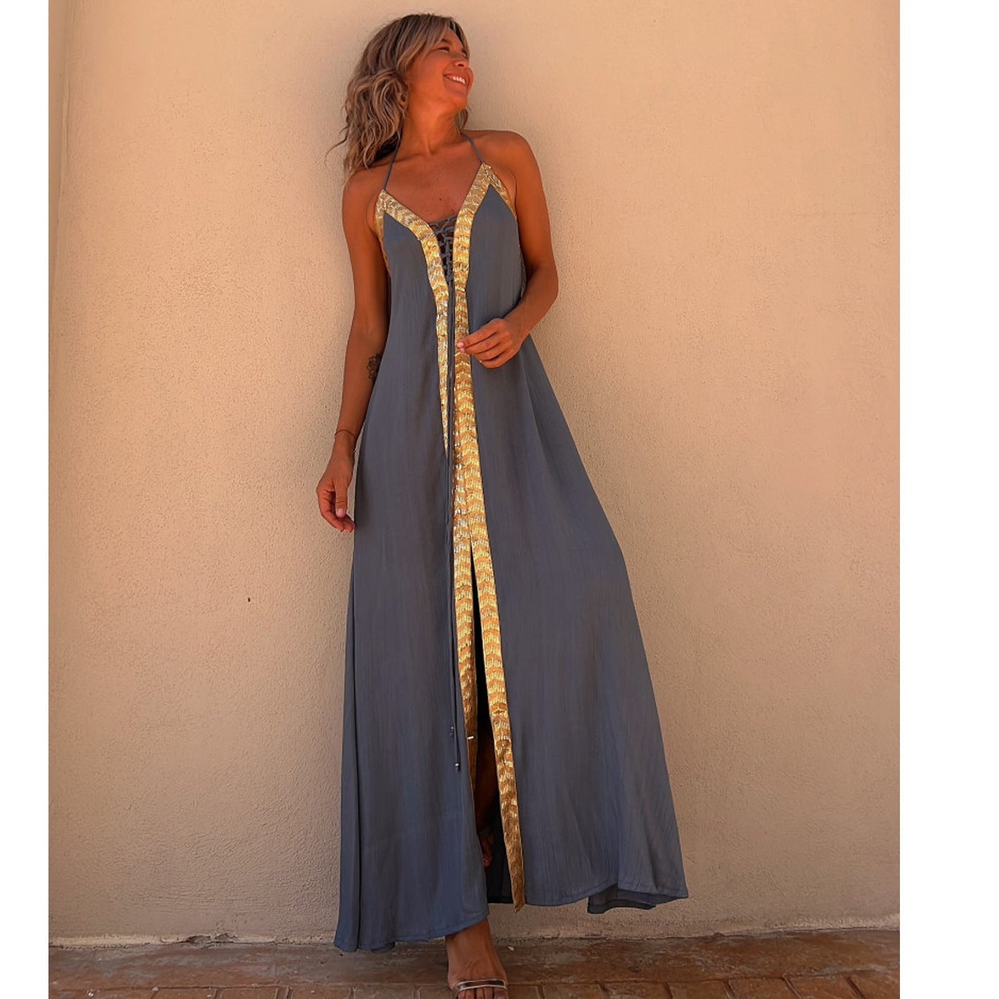 Elegante vestido halter con cordones de Isabella Sol