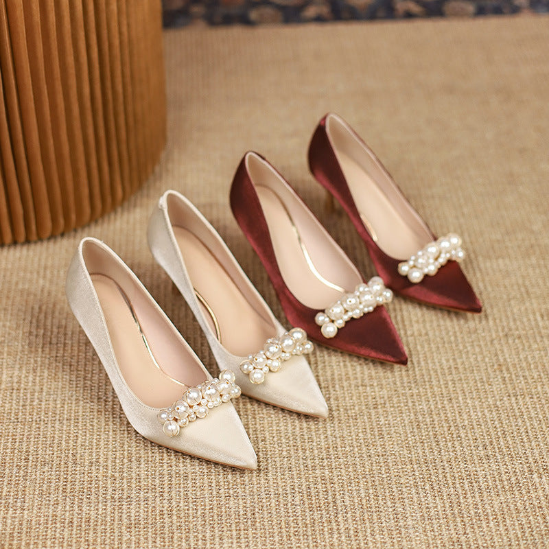 Elegantes zapatos de tacón de boda con pedrería de Isabella Sol