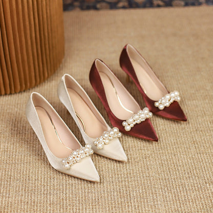 Elegantes zapatos de tacón de boda con pedrería de Isabella Sol