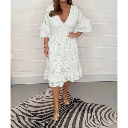 Elegante vestido bordado con escote en V de Isabella Sol.