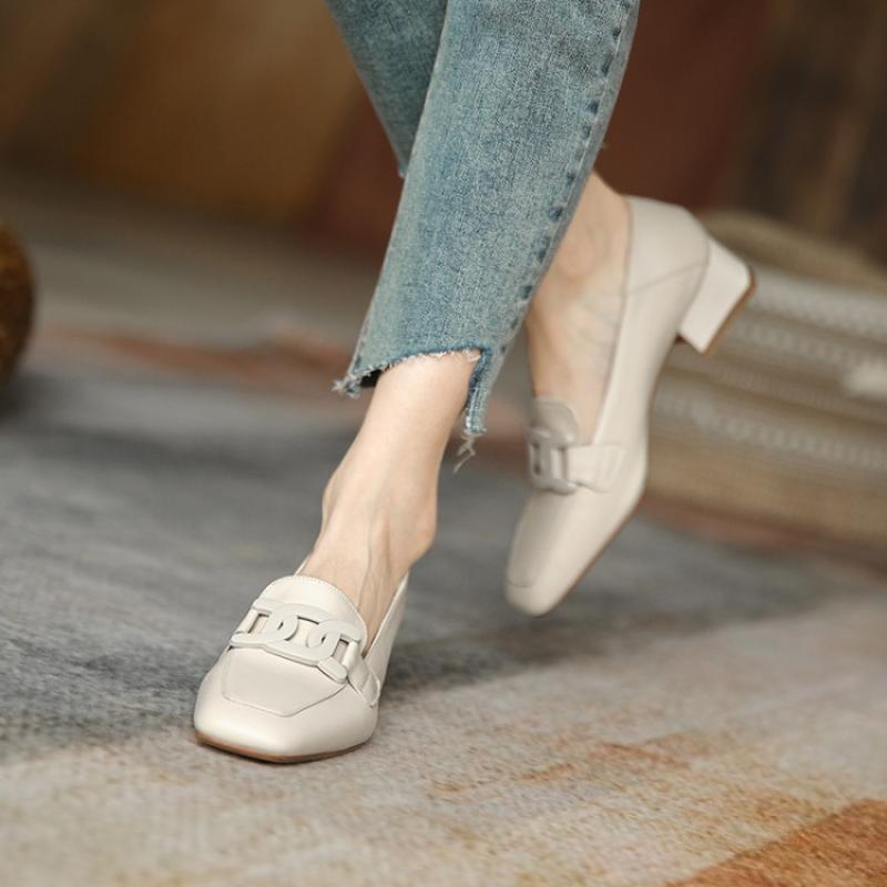Elegantes mocasines de tacón grueso de Isabella Sol