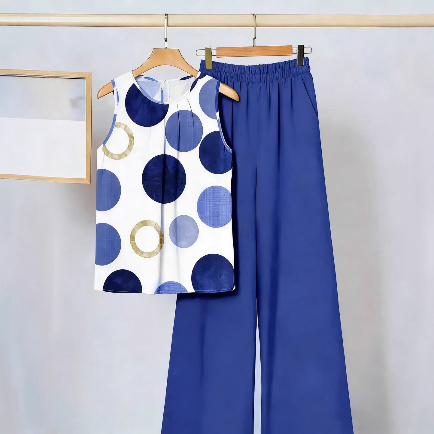 Conjunto de dos piezas para mujer: top sin mangas irregular y pantalón estampado a la moda.