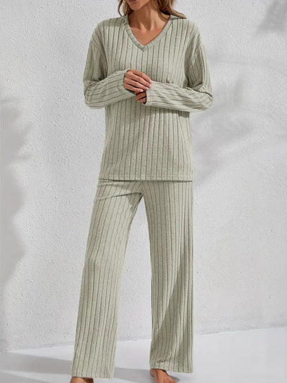 Conjunto informal y cómodo de top de manga larga y pantalón acanalados para mujer.