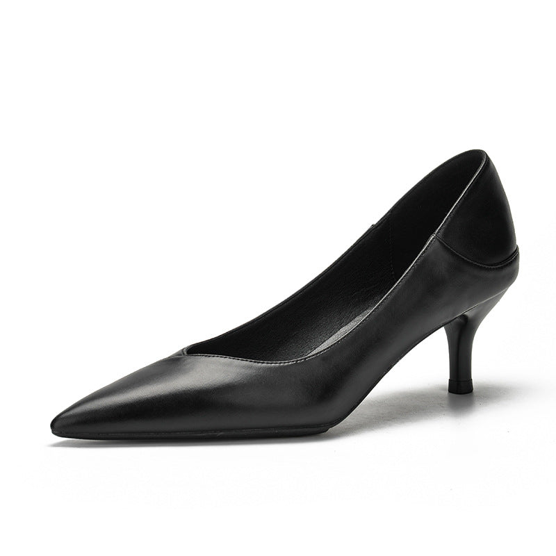 Elegantes tacones de piel de oveja negra de Isabella Sol.