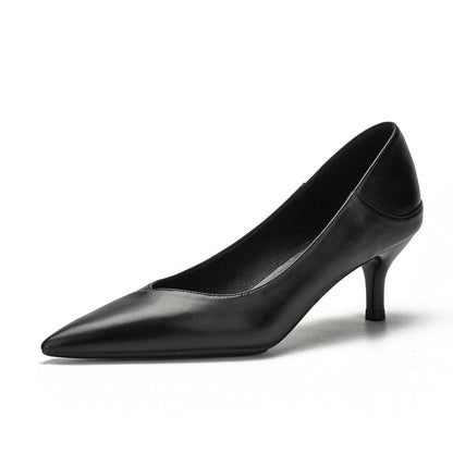 Elegantes tacones de piel de oveja negra de Isabella Sol.