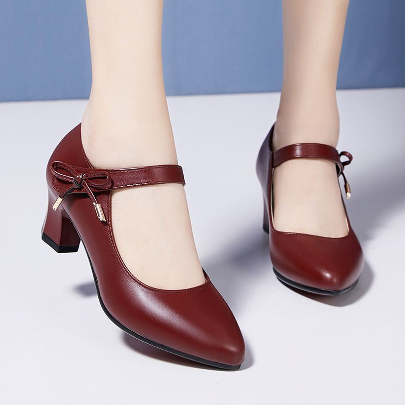 Elegantes zapatos de tacón medio con hebilla de Isabella Sol.