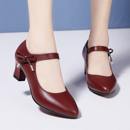 Elegantes zapatos de tacón medio con hebilla de Isabella Sol.