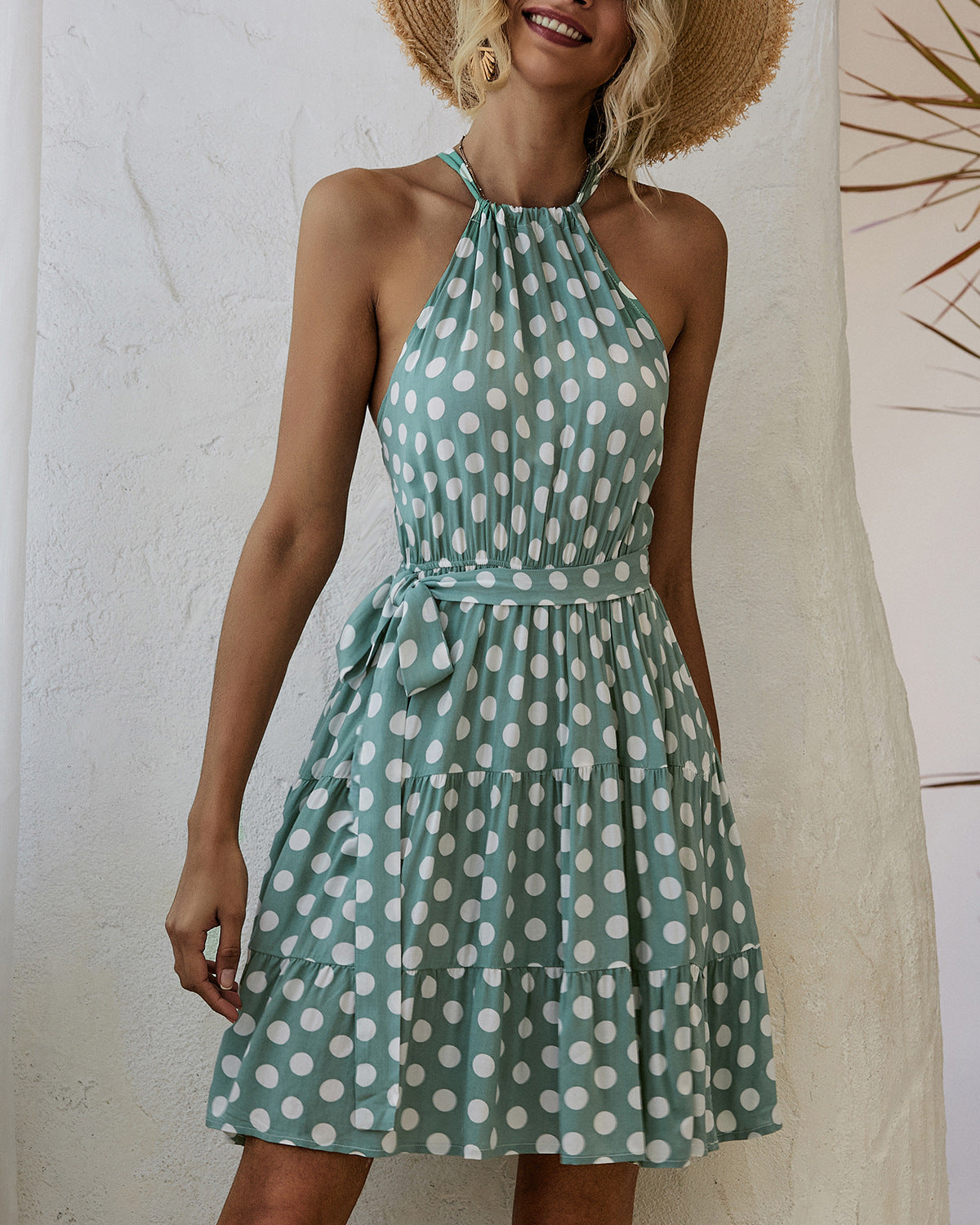 Elegante vestido halter de lunares de Isabella Sol
