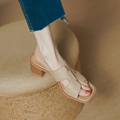 Sandalias elegantes de tacón grueso de Isabella Sol