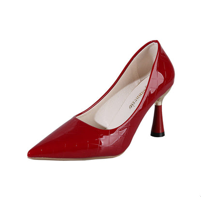 Elegantes zapatos de tacón de punta de Isabella Sol.