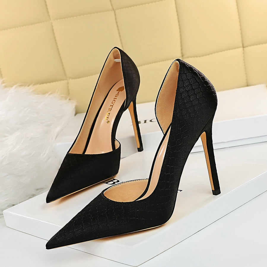 Elegantes zapatos de tacón de seda con punta de Isabella Sol.
