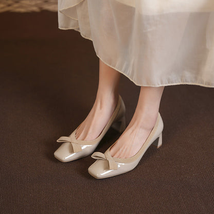 Zapatos de tacón grueso y elegantes de Isabella Sol