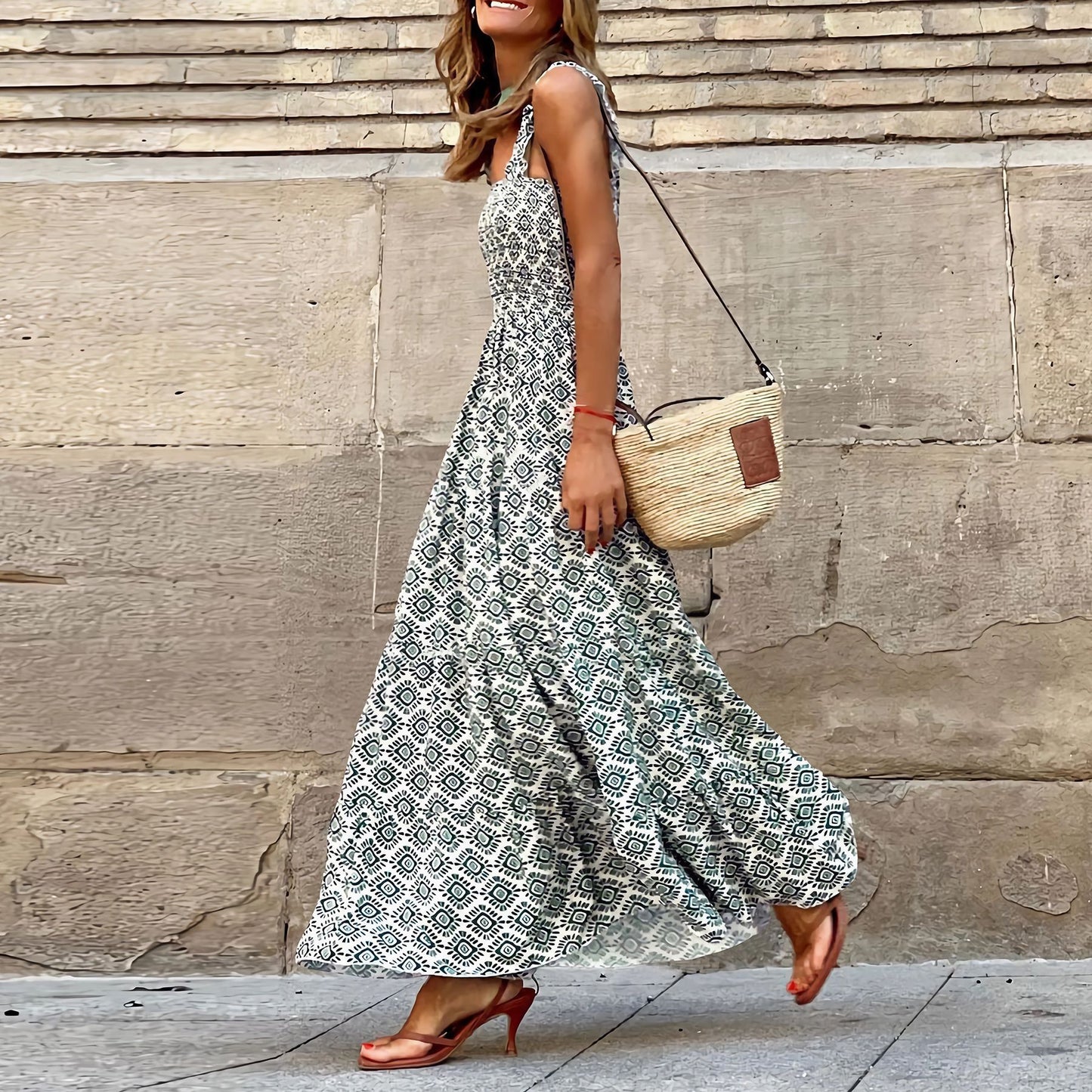 Elegante vestido de tirantes con estampado floral de Isabella Sol.