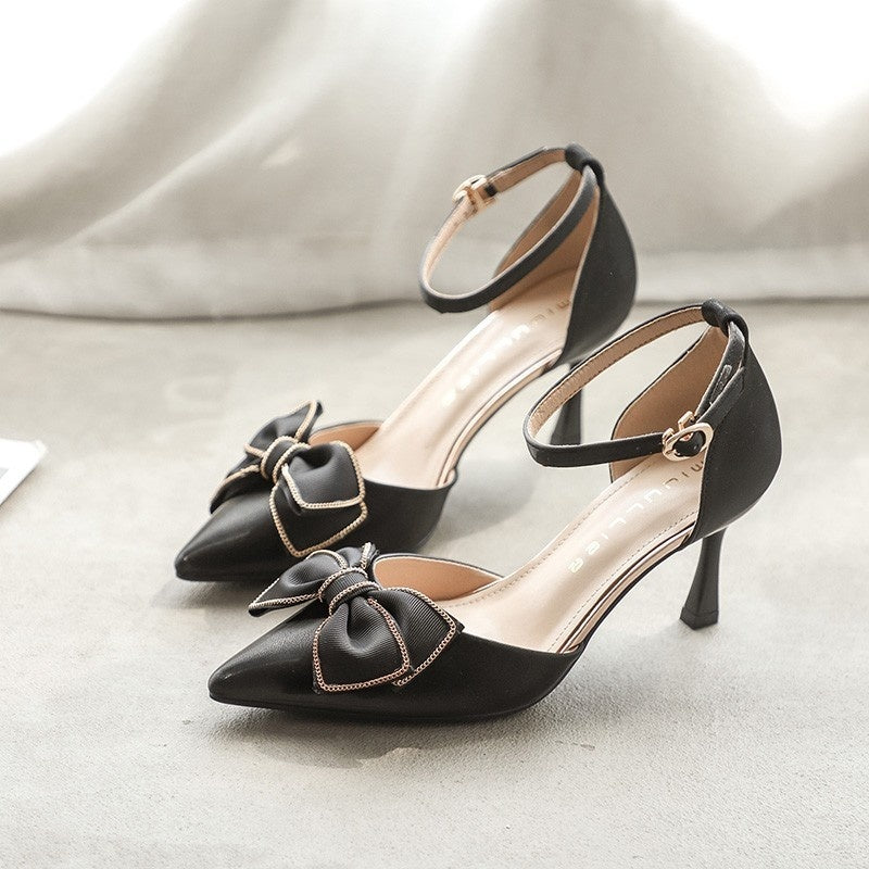 Elegantes zapatos de tacón de aguja con lazo de Isabella Sol.