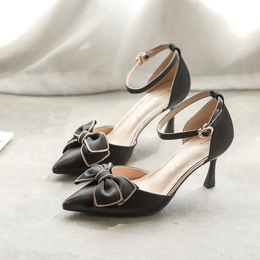 Elegantes zapatos de tacón de aguja con lazo de Isabella Sol.