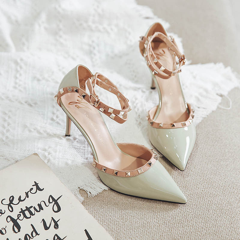 Elegantes tacones altos con remaches de Isabella Sol