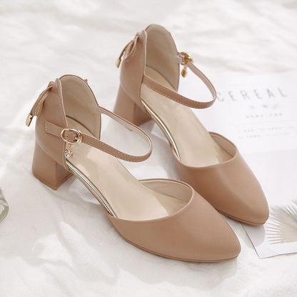 Elegantes zapatos de tacón grueso de Isabella Sol.