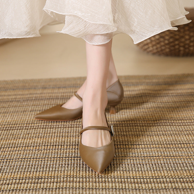 Elegantes tacones con pedrería de Isabella Sol
